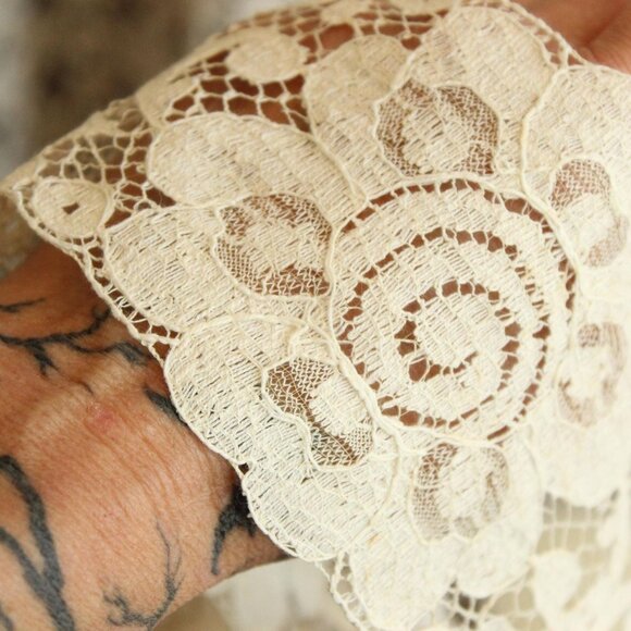 Vintage Lace Trim, Ivory Floral Pattern 3" Wide, 1 yard plus 27 inches long piec - Picture 7 of 10